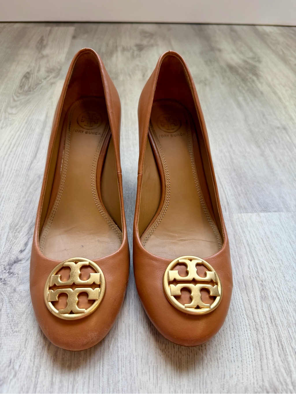 Tory Burch - Cognac Leather Logo - Reva Ballet Flats/Wedges With Gold Medallion